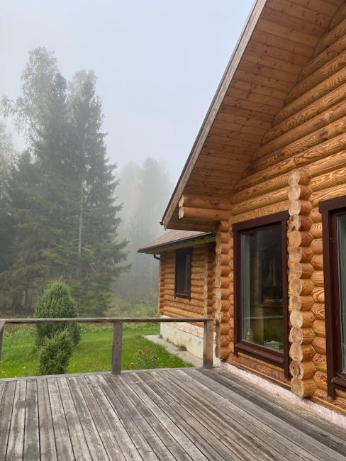 Šviesi svetainė su tapetavimo ritiniais, žymomis ir įrankiais – Biudžetinis namų remontas, žingsnis po žingsnio planas.