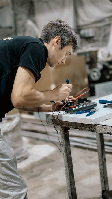 Elektrikas tikrina laidus ir elektros jungtis saugumo sumetimais