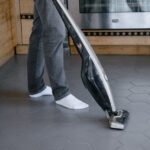 Gylus gidas: dulkių siurblys namuose ant grindų, patogu rinktis pagal namų tipą, grindis ir augintinius.