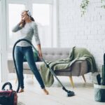 Kaip i&scaron;sirinkti dulkių siurblį pagal namų poreikius: pavyzdys, dulkių siurblys valant grindis, Pexels nuotrauka