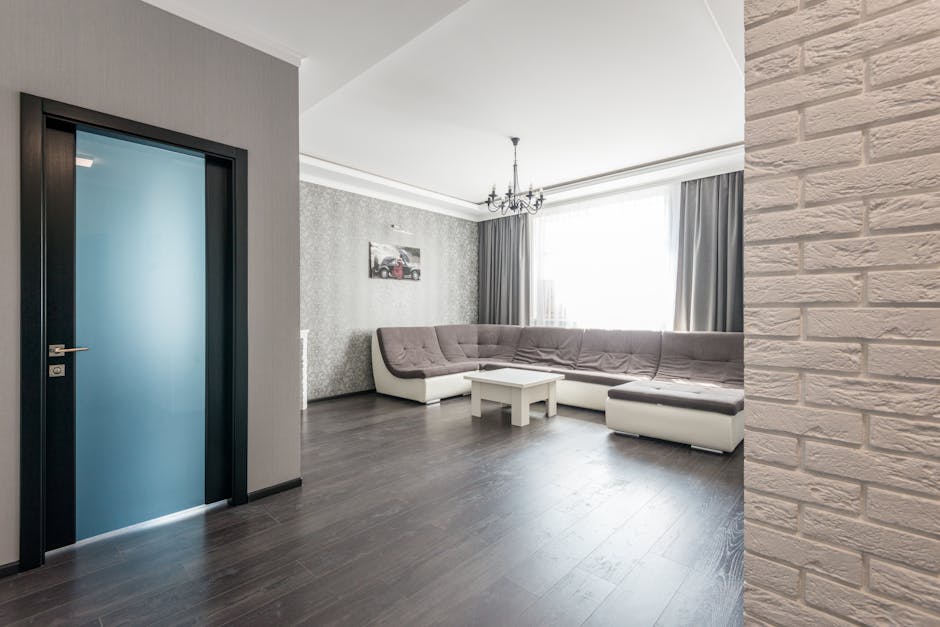 Laminate ar parketui? Skirtingi privalumai, priežiūra ir pasirinkimo kriterijai kasdieniam naudojimui