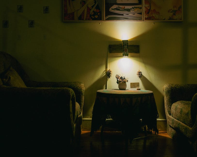 Svetainė su pritemdintu apšvietimu, jaukus vakaro vaizdas su minkštais šešėliais