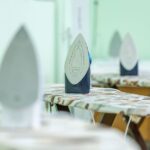 Palyginimas: Lyginimas vs. garinimas &mdash; garintojas ir lygintuvas ant audinio, laiką taupantis efektyvumo testas.