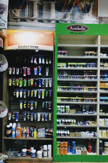 Žmogus perka dažus ir reikalingas statybines medžiagas renovacijai