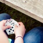 10 prakti&scaron;kų gyvenimo įpročių, kurie mažina stresą ir taupo laiką kasdienybėje, pavaizduota ramiame rytiniame pasivaik&scaron;čiojime.
