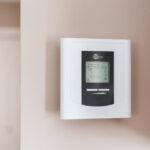 Kaip teisingai vėdinti ir reguliuoti temperatūrą: realūs režimai skirtingiems namams, kambarys su atidarytu langu ir termometru