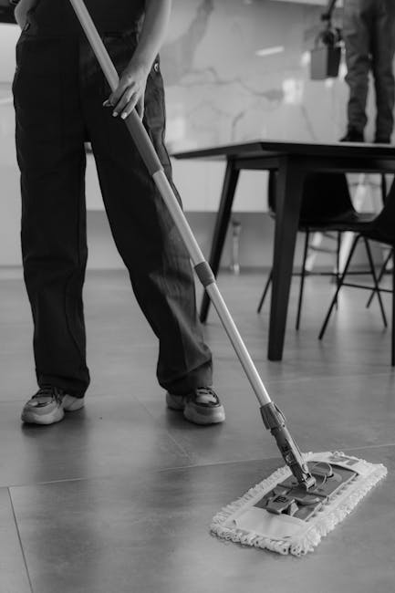 Garų šluota stumia garą per švarią grindų dangą kasdieniam valymui